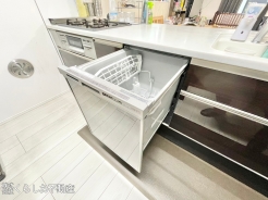 システムキッチンにはなんと、深型の食洗機が内蔵されています！
毎日の面倒な洗い物は、食洗機にお任せしちゃいましょう♪
洗剤による手荒れが心配な方にも嬉しい設備ですね！
◆0120-989-011◆