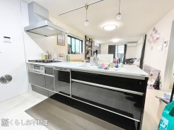収納たっぷり！人気の対面型システムキッチンです♪
調味料・調理器具がスッキリ綺麗に収納可能！
お料理をしながら、リビングの様子を見守ることもできます♪
◆0120-989-011◆